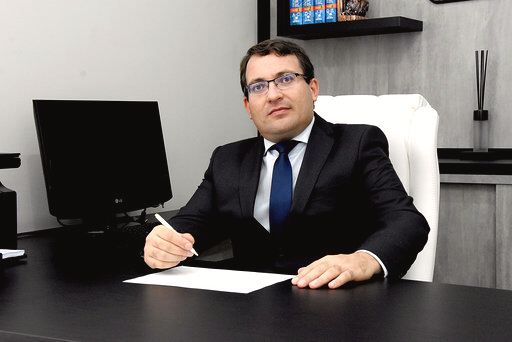 Ronei Juliano Fogaça Weiss em seu escritório